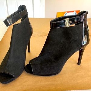 Jennifer Lopez black suede heels